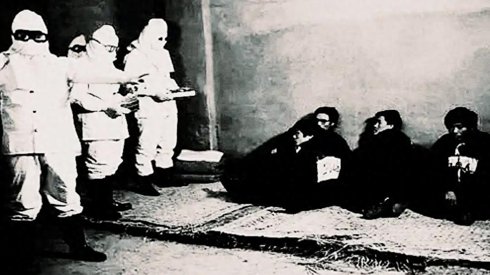 731真相：日本人被撕开衣服，绑在解剖台上，两眼空洞，内脏满地
