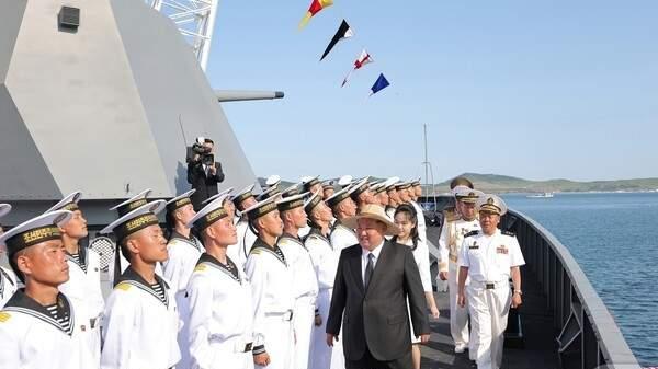 12岁朝鲜第一千金陪同老爸登上驱逐舰！白色套装配大卷发，好美啊