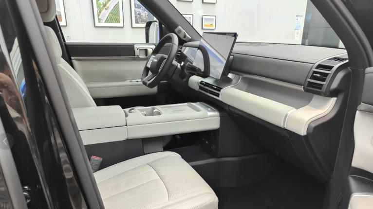 月销翻3倍！比亚迪又打造黑马神车：方程豹钛7，10月大卖2万多台，老外加价20万排队抢购