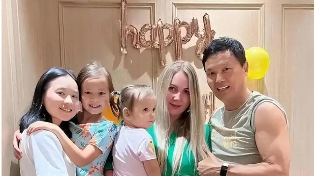 67岁相声大家移居海外，洋妻小他30岁生一屋混血女儿，现过得如何