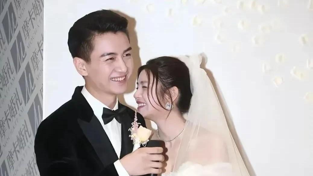 陈晓离婚后首现身！西装杀帅到离谱，后台举动让全网炸锅