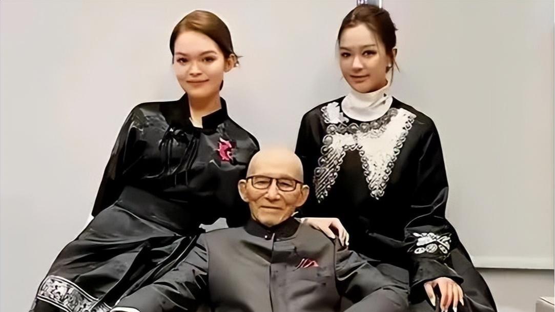 91岁游本昌晒全家福，两孙女罕见露脸，这颜值不去当演员真可惜了
