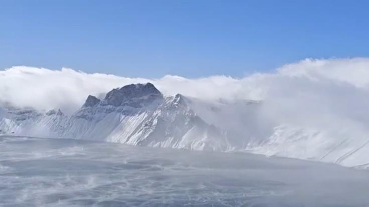 湖面白雾如诗如画？原是自然馈赠的礼物，这般美景怎能不令人感慨？