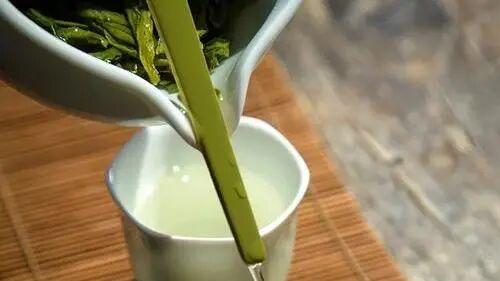 尿酸结晶致关节肿？3个非药物妙招，消胀融晶不依赖药！