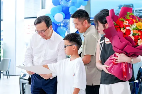 比亚迪王传福亲赴豫鄂，方程豹交车尽显用户关怀