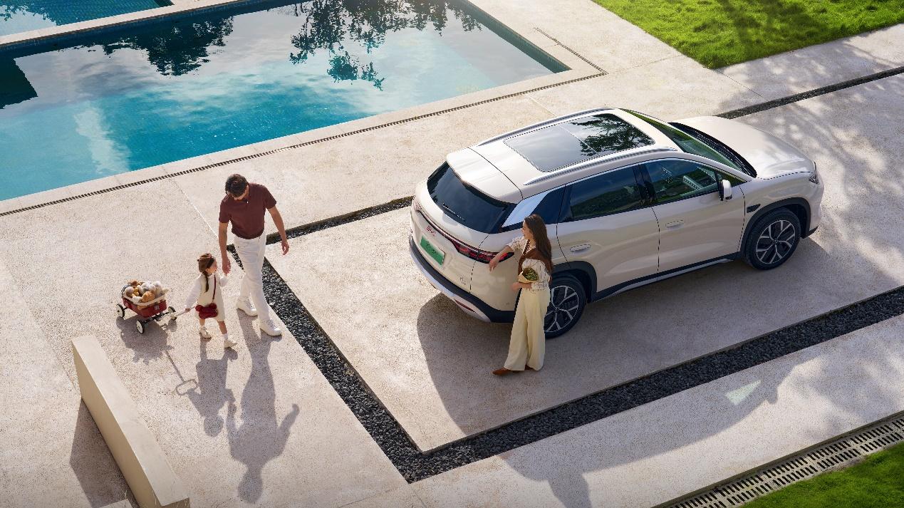 比亚迪双宋杀疯！3.2L油耗+200km续航堵死对手退路