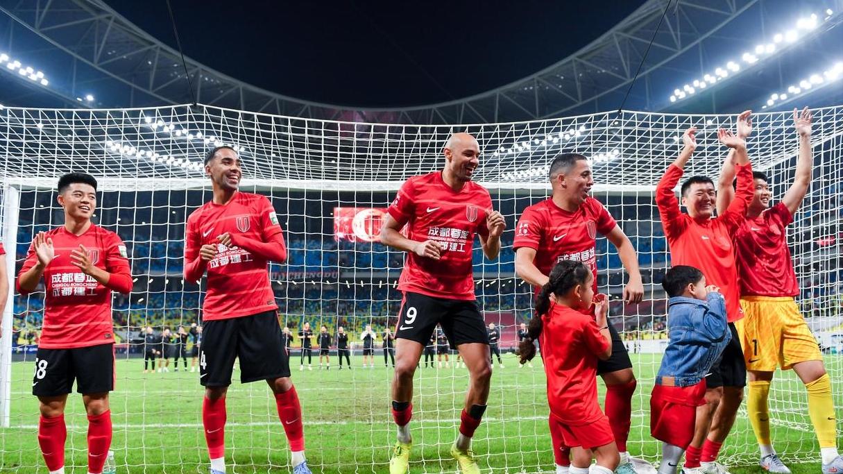 中超争冠白热化！海港被判点球后取消，4-3青岛海牛，上海申花11打9，客场2-1全取3分