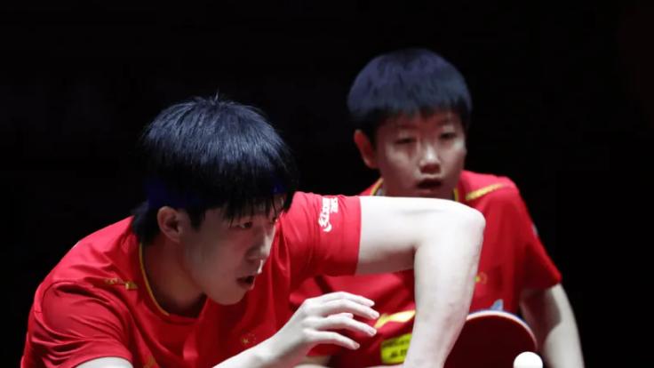 突发，王楚钦球拍开胶，肖战：有人揭开胶皮了，谁注意孙颖莎反应