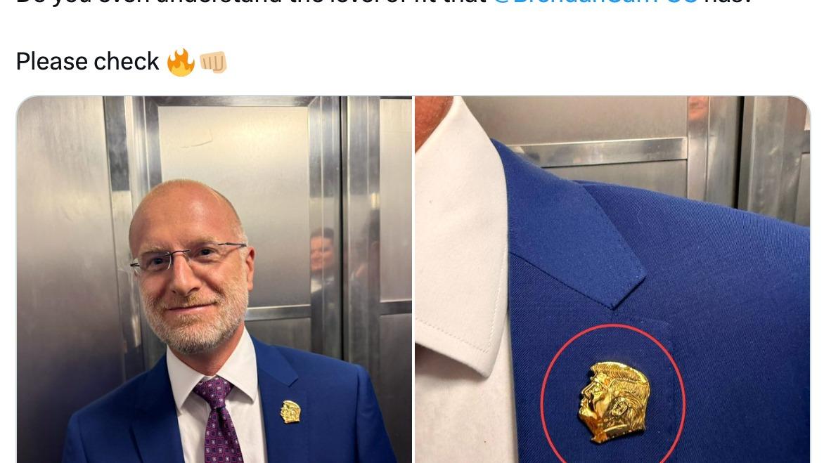 美高官佩戴 “特朗普头像胸章”：这是要学朝鲜搞个人崇拜了吗？