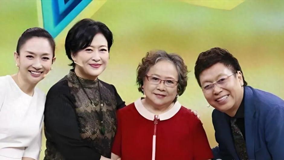 她是著名老戏骨，家世显赫，嫁给大9岁二婚老师