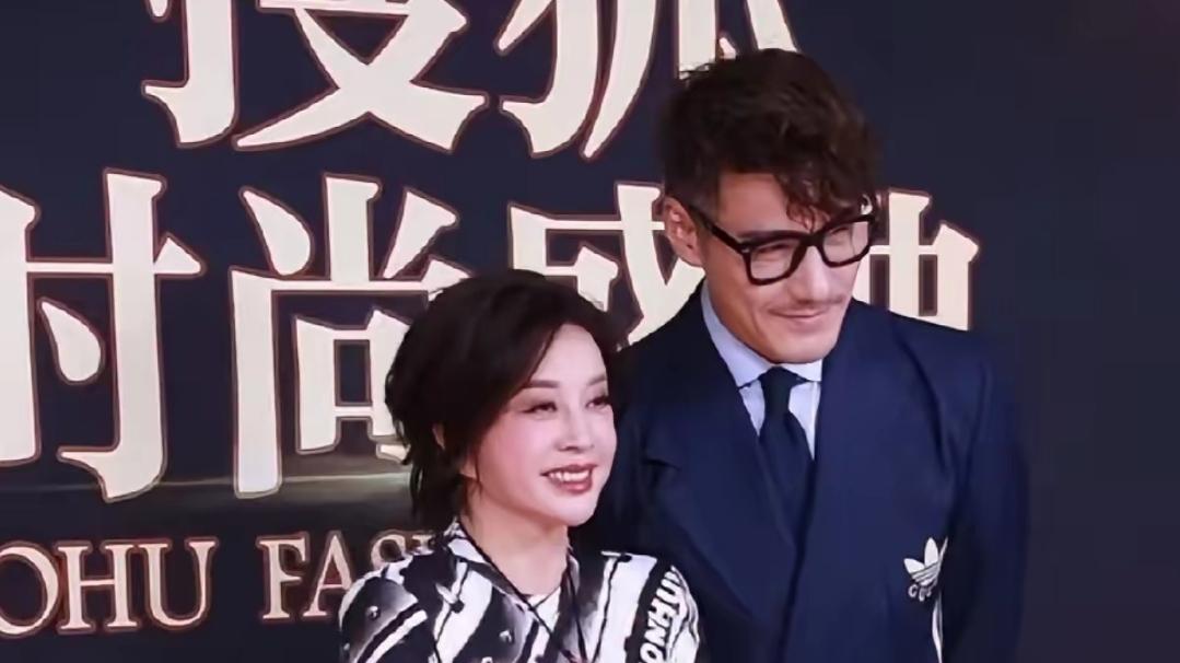 75岁刘晓庆红毯太抢镜啦！这状态，年轻人看了都羡慕哭了！