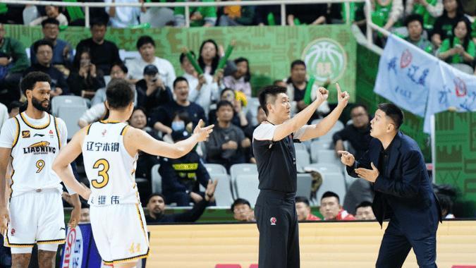 辽篮遭14分逆转揪出2大废材！一个在场输17分一个-13，坑惨杨鸣