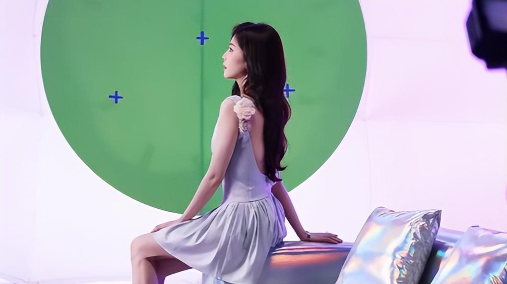 白鹿牵手 Crocs：体制内女友遇上洞门美学，藏着多少时尚密码？