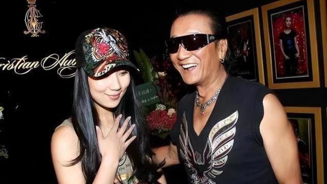 有机会富过马云，靠完老婆靠儿子，谢贤是当之无愧的人生赢家！