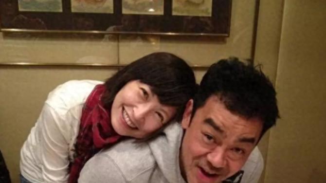 刘青云与郭藹明亲密逛街被抓拍，见网友偷拍便大方打招呼