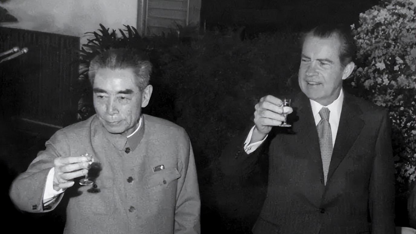 1972年，尼克松不满意毛主席送的4两茶叶，周总理如何轻松化解？