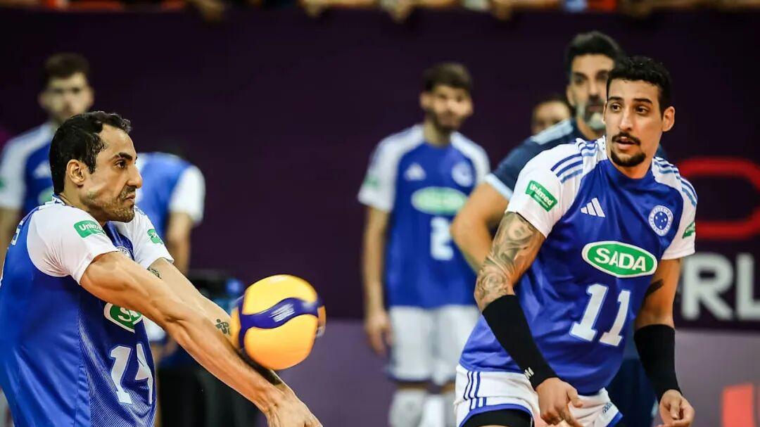 男排世俱杯四强出炉 半决赛对阵公布 中国男排队员拼冠