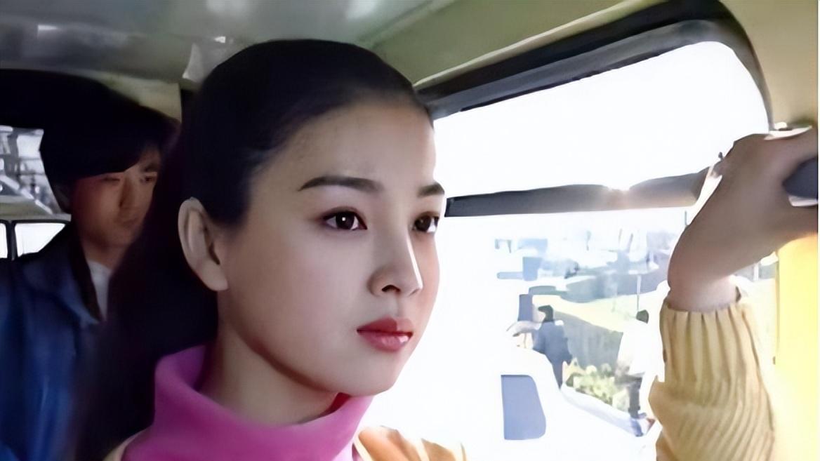 演员赵明明：刚出产房被离婚，独自抚养女儿23年，风光背后有泪水