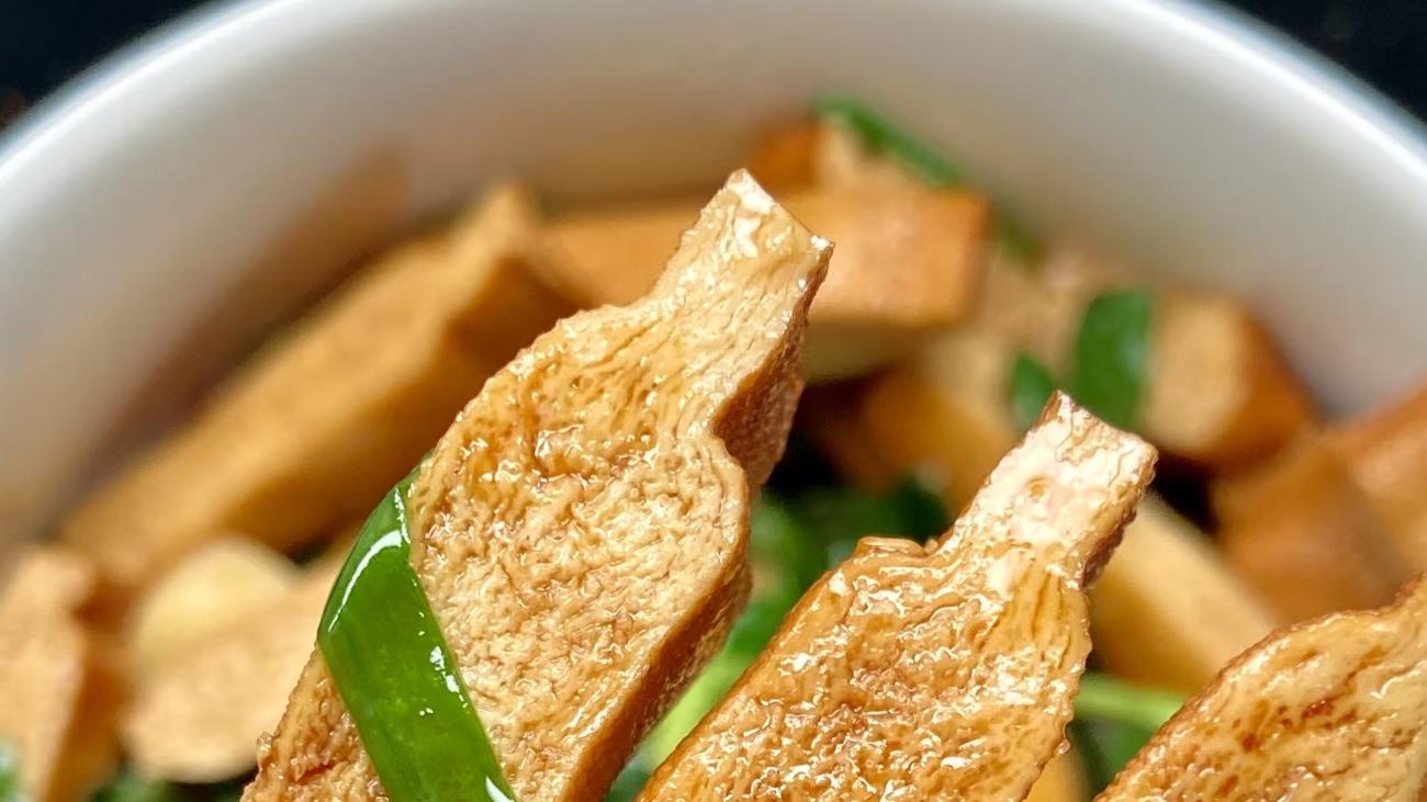 香干炒韭菜：豆香遇见春韭鲜，三分钟炒出“卡兹”小情歌！