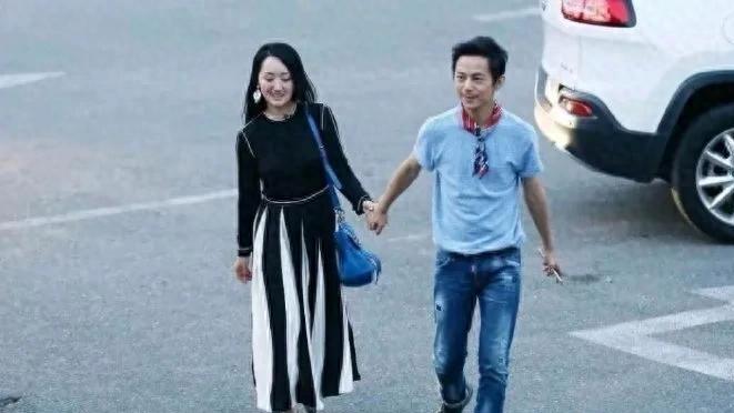 何炅杨钰莹街头十指相扣？这糖，我嗑定了！
