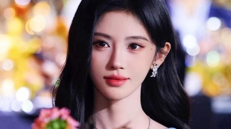 鞠婧祎与迅猛龙私下同框，网友：谁的表现更出彩？