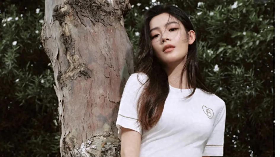 陈丽君户外写真释出，与自然同框尽显松弛感
