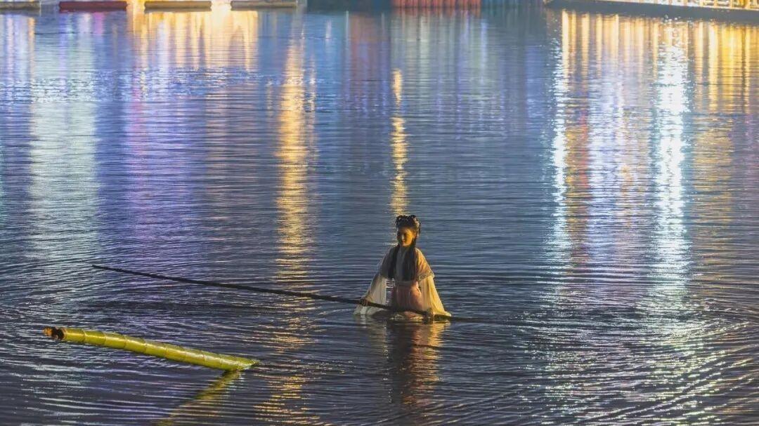 非遗独竹漂在賨城里上演