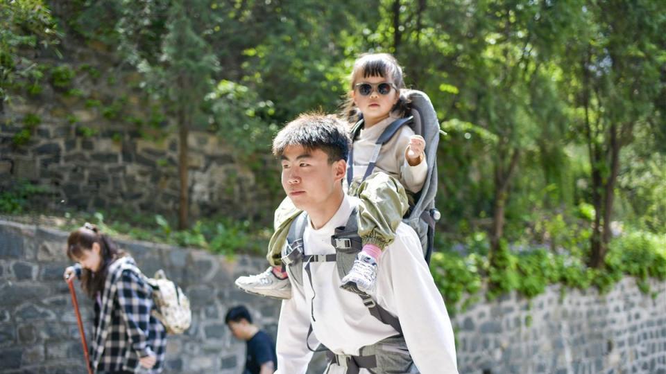 大学生创业"泰山陪爬"走红，"五一"接单37笔月入过万