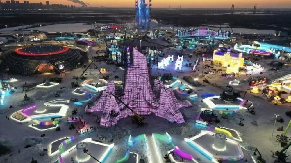 冰峰擎梦！哈尔滨冰雪大世界主塔封顶，39000立方米冰雪筑成“山”的浪漫