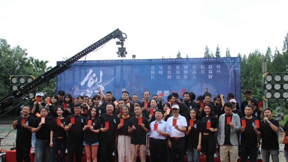 模特大赛冠军吴丹拍摄新电影《剑走偏锋》，片场敬业全心投入