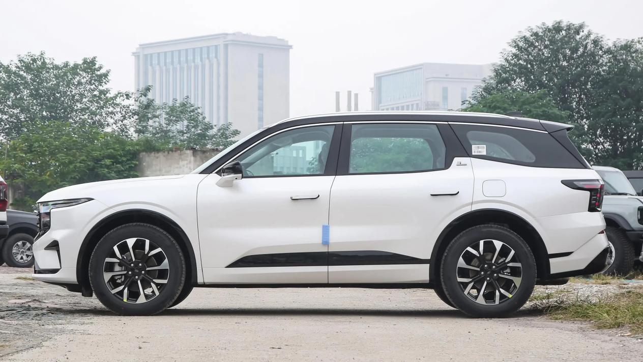 告别“油老虎”，5米长+两种7座，燃油/混动，油耗6.31L喝92粗粮