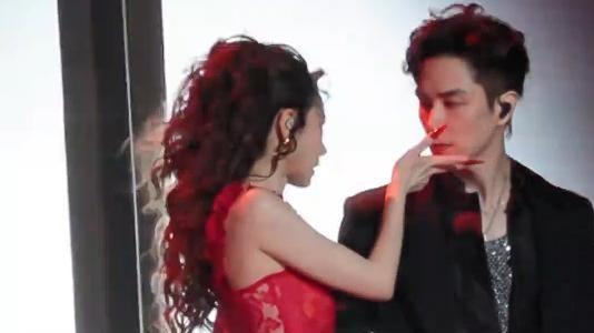 跨年明星拼舞台，戚薇李承铉秀恩爱引争议，娱乐圈的边界在哪？