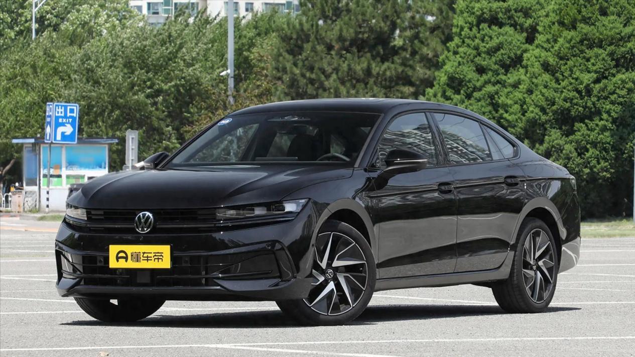 德系中型轿车，轴距2871mm，车内三块屏+骁龙8155芯片，售24.69万