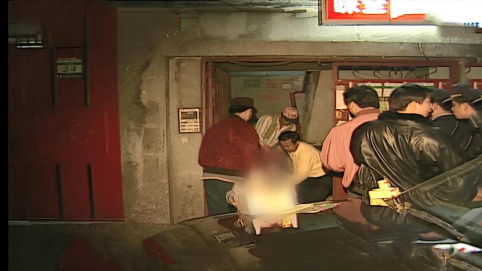 17岁女中学生偷尝禁果，与男友私奔前全家遭灭门，现场一枚血色脚印意外牵出一段不伦之恋