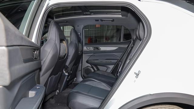 领克01燃油SUV，外观时尚动感，内饰精致舒适
