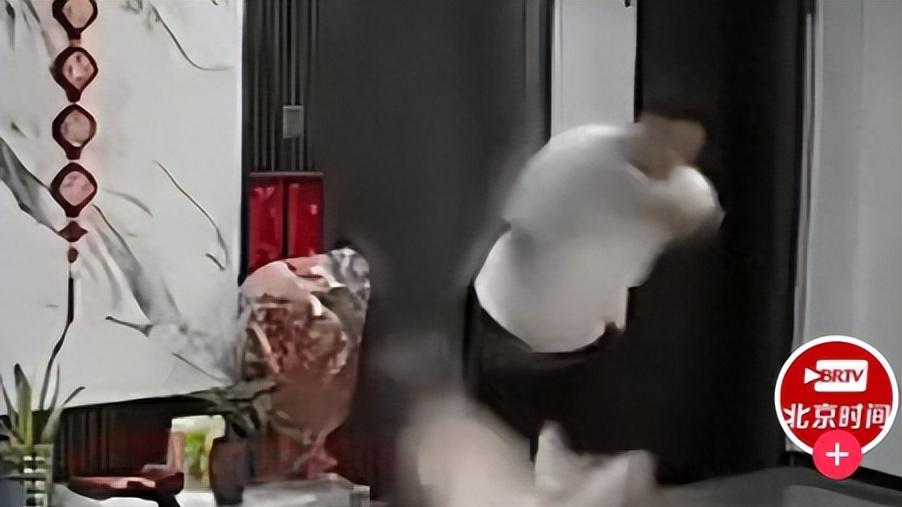 福建男子家中打女子摔女孩后续：是重组家庭，知情人爆料更多细节