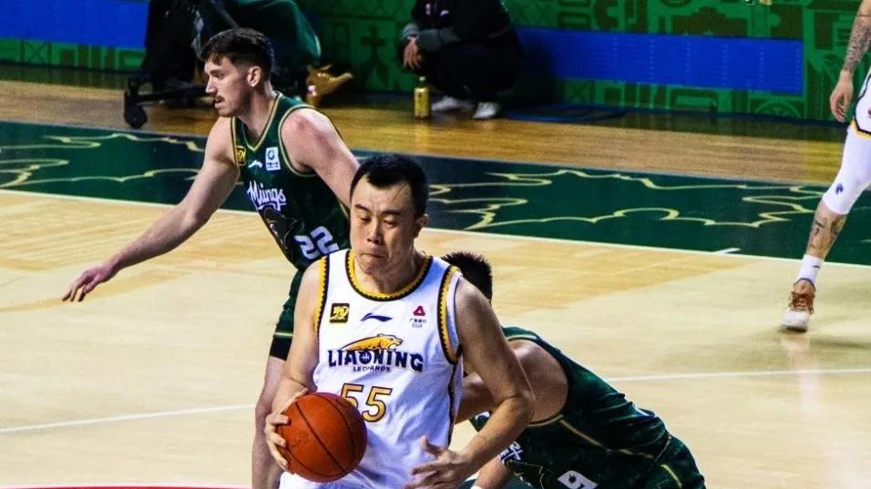 鏖战深圳杨鸣再造疯狂举动，辽篮收获意外惊喜，首发变阵可保取胜无忧