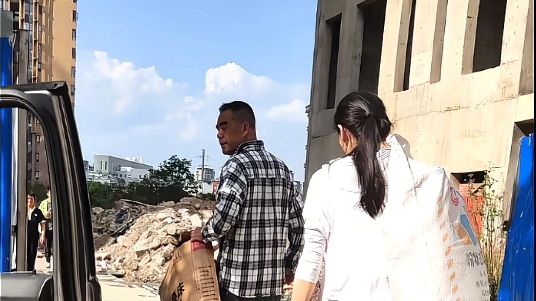 云南市民入住烂尾房 生柴火做饭令人心酸