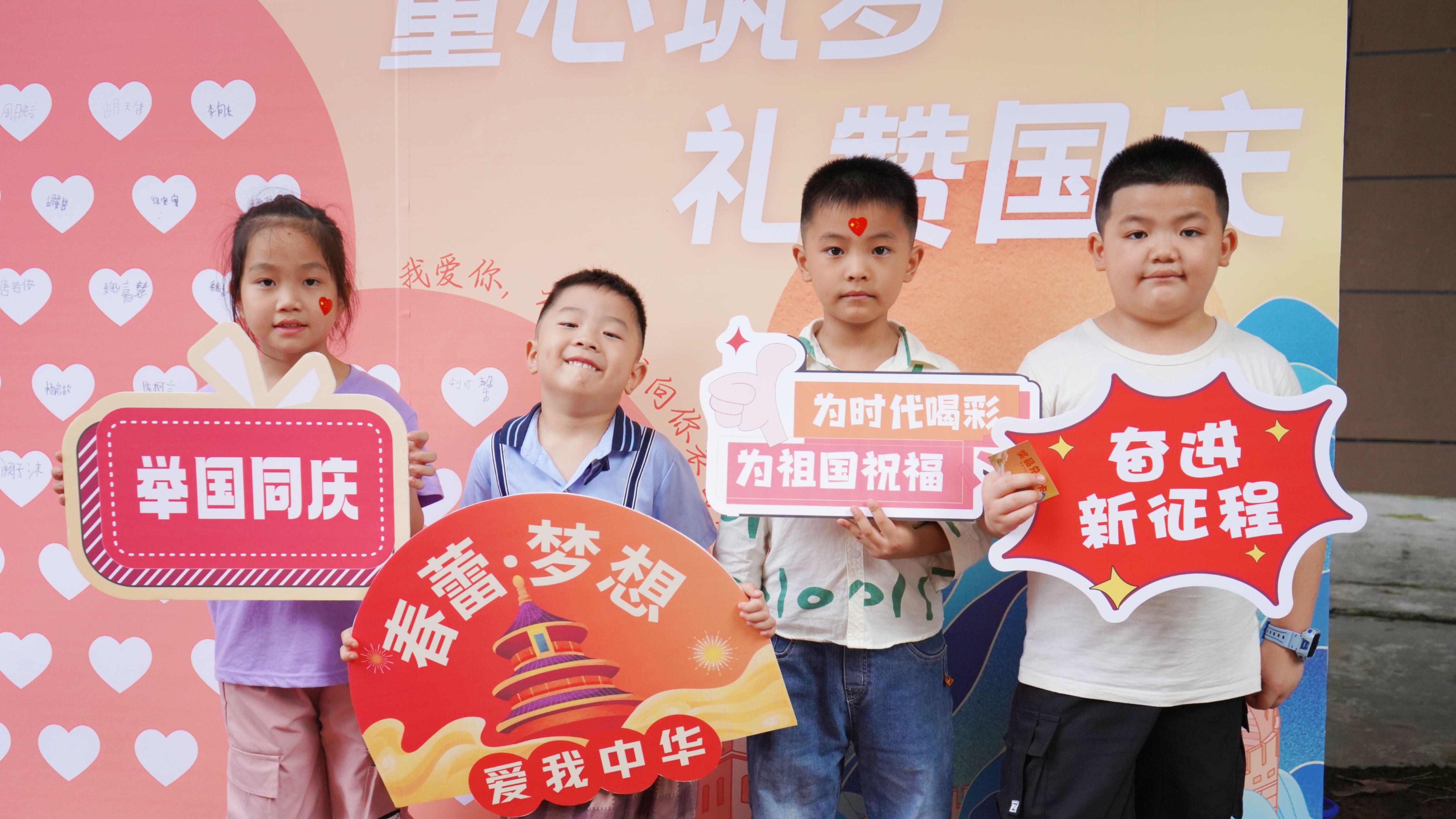 镜连四代诉家国，青春志愿贺华诞 ——艺术传媒学院青年志愿者协会美“益”约志愿服务专项支队国庆拍摄纪实