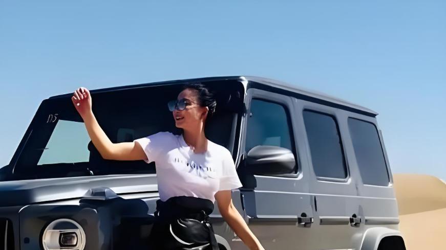 她是演员中的女富豪，豪车轮流开，曾多起绯闻，45岁活得像20岁