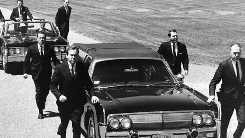 1999年，叛逃美国6年的战机专家被当街射杀，8名保镖都没反应过来