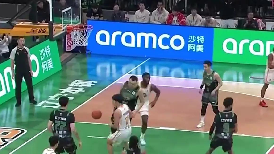 CBA常规赛第42轮：辽宁本钢主场117：100大胜深圳马克菠萝