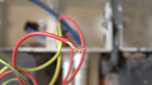 八十年代以前三相输电线用两根线，第三根靠大地传输电流，这操作真是太妙了。