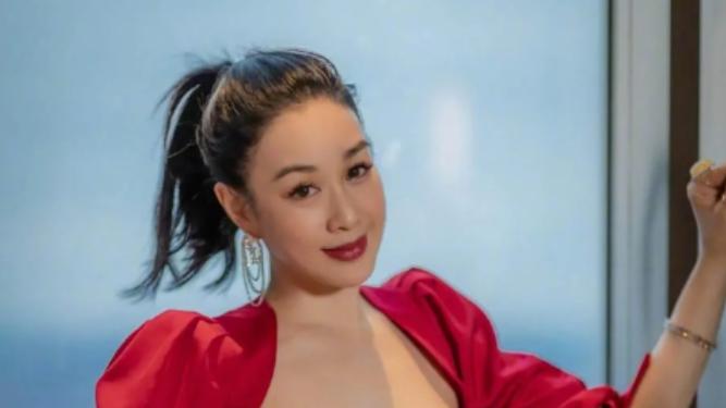 钟丽缇公开全家福遭吐槽，婆婆只比她大10岁，一个老态，一个美貌