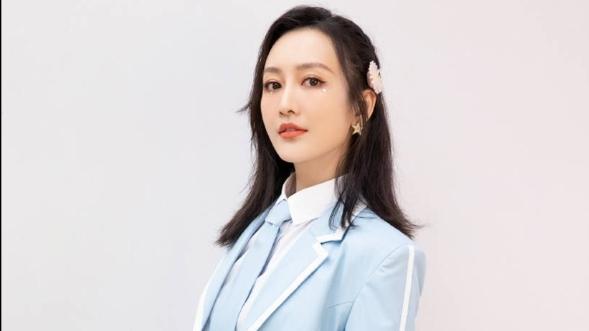 王鸥再次挑战二次元，浅蓝色白边短裙搭配同款西服秒变小萝莉！