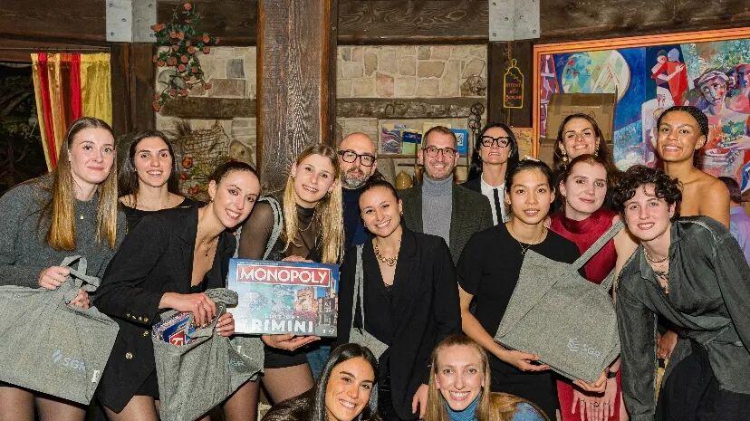 中国女排庄宇珊 黑色礼服红色高跟鞋 盛装亮相球队团建活动