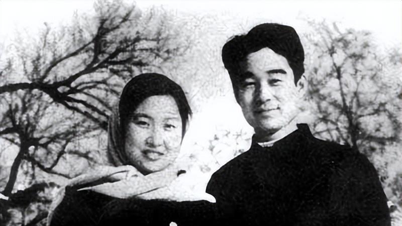 恋爱时，李敏与孔令华的一张老照片，李敏长得真像毛主席