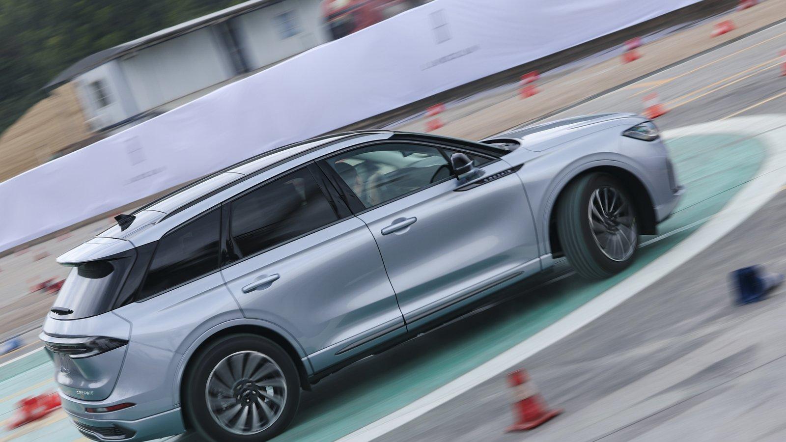 盘山路上被冒险家混动超车，我彻底服了！