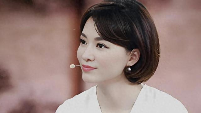 央视主持人董卿近况曝光，被人搀扶着从医院出来，健康状况引担忧