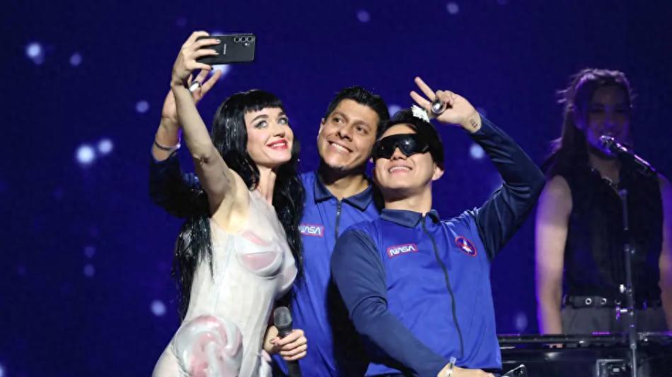 水果姐奔跑时胸衣崩开，沉着应对很专业，却被猜有意而为